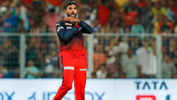 স্পিনার হিসেবে এক আসরে সর্বোচ্চ উইকেট নিয়ে বিশ্ব রেকর্ড গড়লেন হাসারাঙ্গা