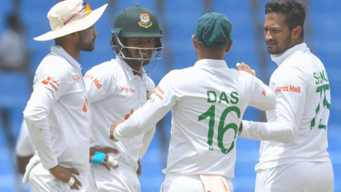 ২য় দিনের প্রথম সেশনেই মিস তিনটি ক্যাচ, এখানেই পিছিয়ে আমরা