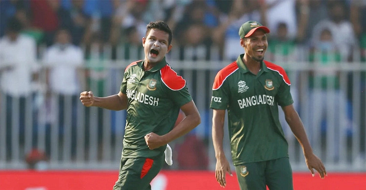 ৯ রান দিয়ে ৩ উইকেট তুলে নেন নাসুম একাই, এরপর শরিফুলের আঘাত দেখে নিন সর্বশেষ স্কোর