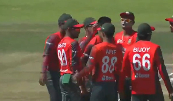 আউট, আউট, আউট, শুরুতেই উইকেট তুলে নিলেন মুস্তাফিজ, দেখেনিন সর্বশেষ স্কোর
