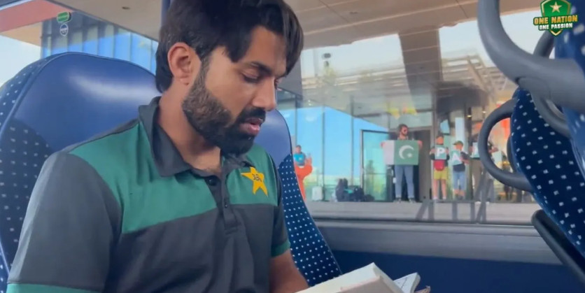 নেদারল্যান্ড থেকে এশিয়া কাপের বিমানযাত্রায় পবিত্র কুরআন পাঠ করছেন রিজওয়ান