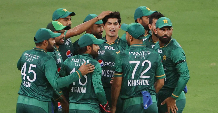 ভারতকে চেপে ধরেছে পাকিস্তানের বোলাররা
