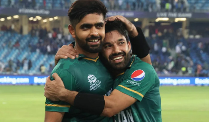 ১১৫৫ দিন পর বাবরকে টপকে শীর্ষে রিজওয়ান
