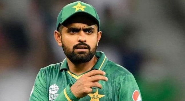 আম্পায়ারের উপর রেগে আগুন বাবর