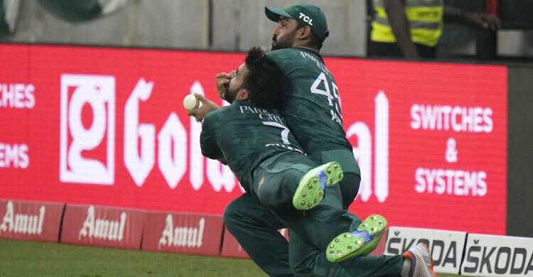 এশিয়া কাপের ফাইনাল হেরে সরাসরি যাদেরকে দায়ি করলেন অধিনায়ক বাবর আজম