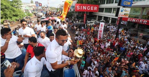 শিরোপা নিয়ে দেশে ফিরলেন শ্রীলঙ্কার ক্রিকেটাররা
