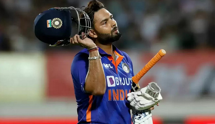 ভারতীয় দলে খেলার কোন যোগ্যতাই নেই পন্থের, টুইটারে তাকে নিয়ে চলছে সমালোচনার ঝড়