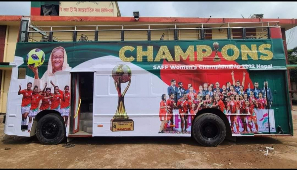 সাবিনাদের বাস ঘিরে বিমানবন্দরে তুমুল উচ্ছ্বাস