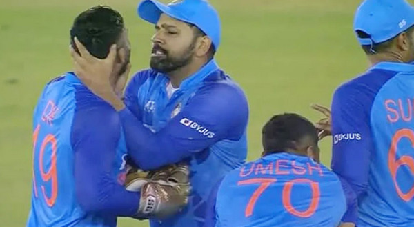 যে কারনে মাঠেই কার্তিকের থুতনি চেপে ধরলেন অধিনায়ক রোহিত