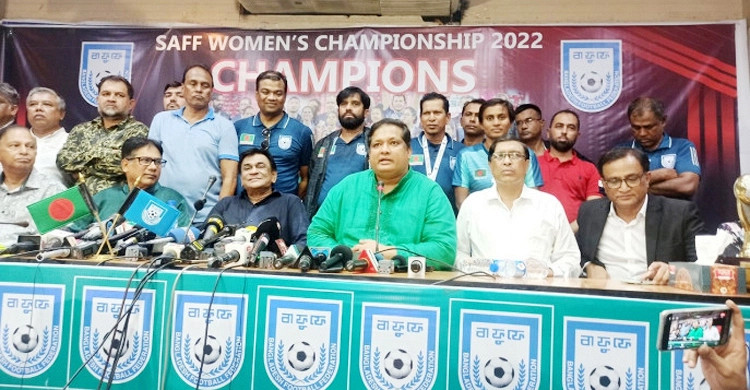 হেড কোচ ছোটন ও সাবিনাকে বসতে না দেওয়ায় চারে দিকে চলছে সমালোচনার ঝড়