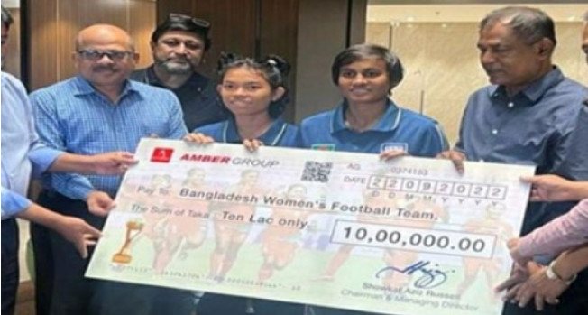 নগদ অর্থ পুরস্কার পেলেন সাফজয়ী নারী ফুটবলাররা