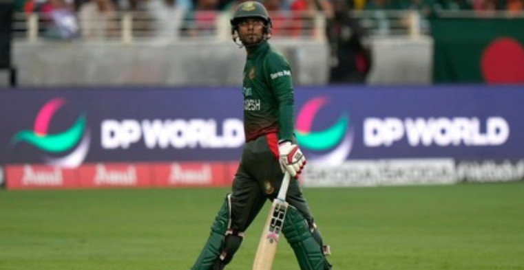 সাব্বিরকে আউট করলেন সাব্বির, দেখেনিন সর্বশেষ স্কোর