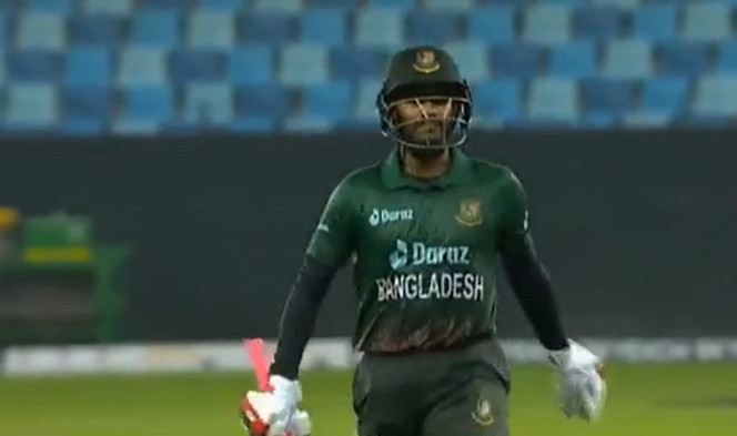 এই কেমন আউট দিলেন আম্পায়ার মিরাজকে, দেখেনিন সর্বশেষ স্কোর