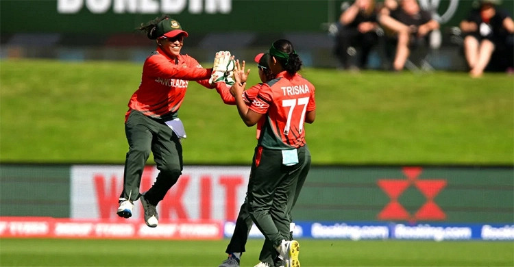 আউট, আউট, আউট, ফারিহা তৃষার হ্যাটট্রিক, দেখেনিন সর্বশেষ স্কোর