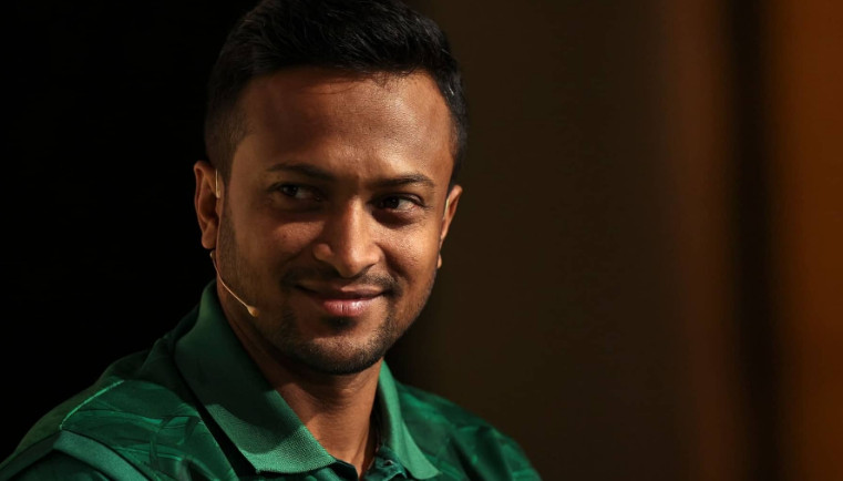 হাসির আড়ালে নিজের কষ্ট লুকিয়ে রাখলেন অধিনায়ক সাকিব