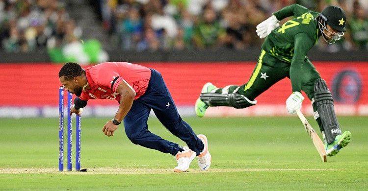 ইংল্যান্ডকে সহজ লক্ষ্য দিল পাকিস্তান