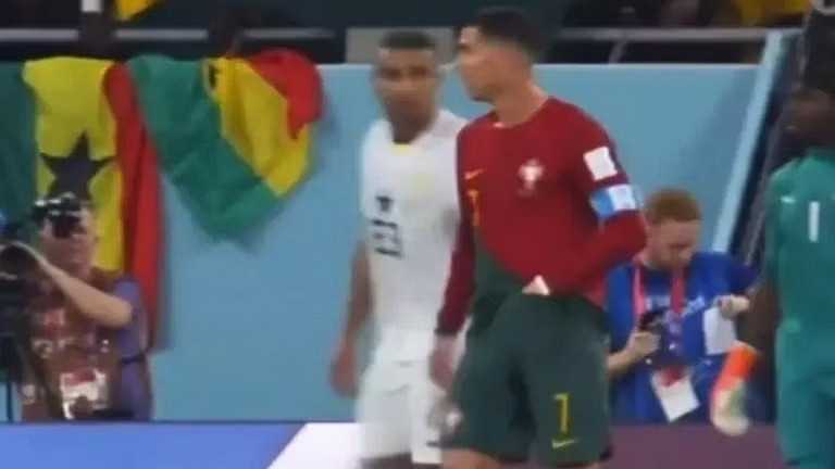 ম্যাচ চলাকালীন সময় আন্ডারপ্যান্ট থেকে বের করে যা খাচ্ছেন রোনালদো