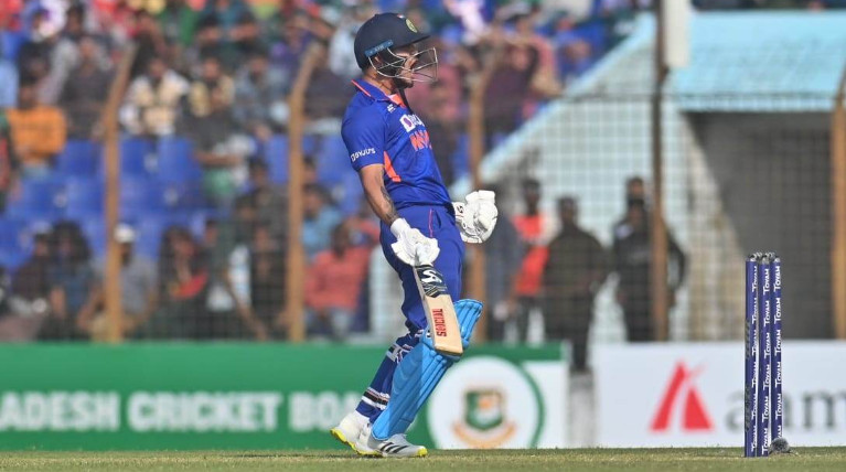 ডাবল সেঞ্চুরি, ডাবল সেঞ্চুরি, ডাবল সেঞ্চুরি, দেখেনিন সর্বশেষ স্কোর