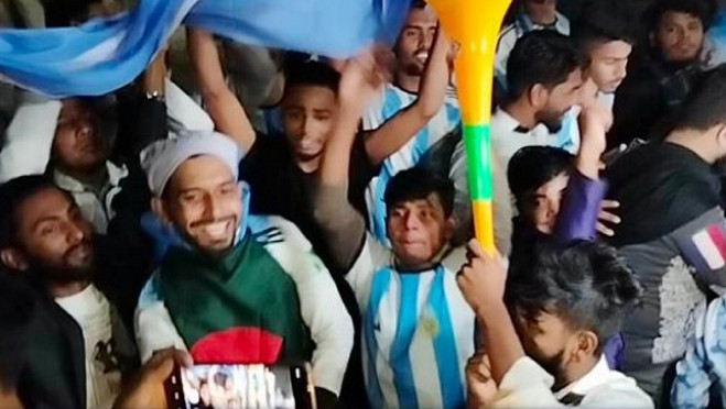 মেসি মেসি ধ্বনিতে মুখরিত পুরো টিএসসি
