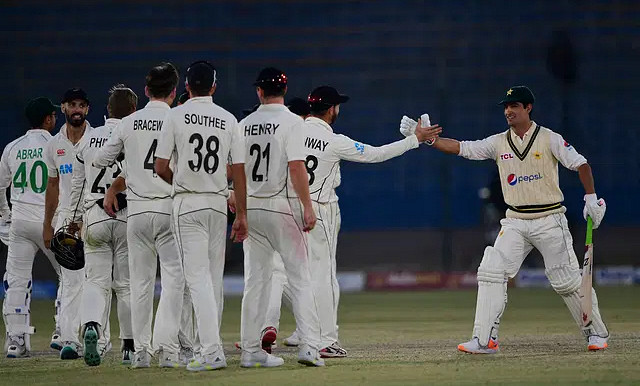 ‘সাদা’ ক্রিকেটে নাই আলো
