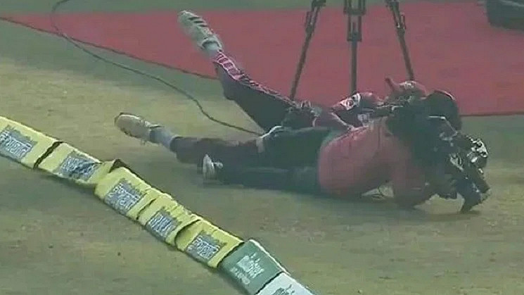 ছক্কা বাঁচাতে গিয়ে অবিশ্বাস্য কান্ড করে বসলেন নাজমুল