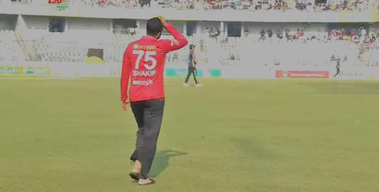 আবারও বিতর্ক, মাঠে গিয়ে আম্পায়ারের সঙ্গে তর্কে জড়ালেন সাকিব