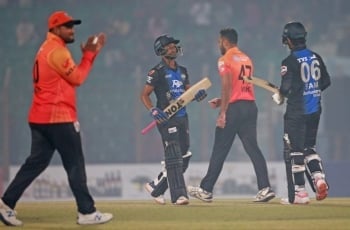 হাড্ডাহাড্ডি লড়াইয়ের মধ্য দিয়ে শেষ হলো খুলনা বনাম রংপুরের ম্যাচ, দেখে নিন ফলাফল