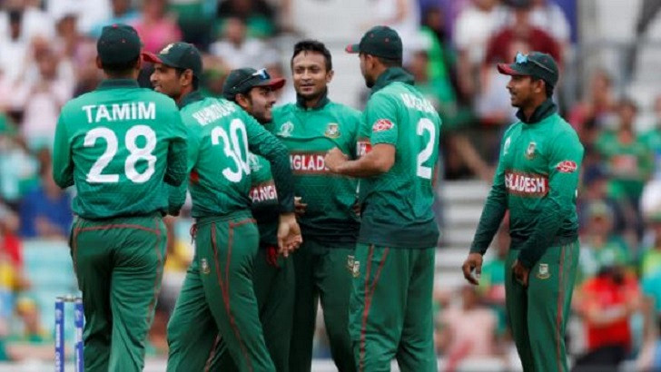 কমানো হয়েছে ক্রিকেটারদের বেতন, তবুও থেমে নেই বলিউড তারকাদের পেছনে কোটি কোটি টাকা খরচ