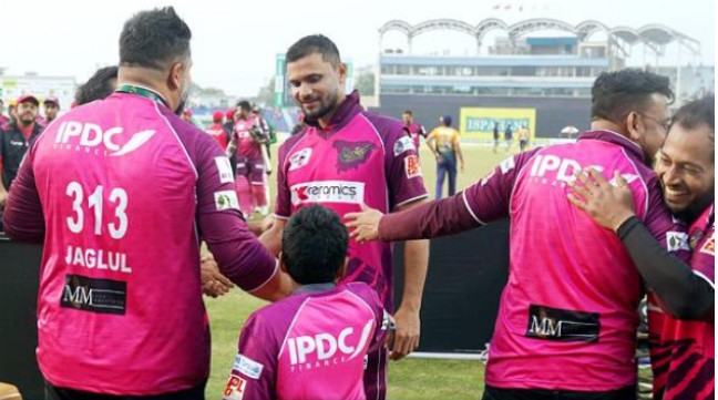 মাশরাফি কিংবদন্তি, দারুণ মানুষ, বড় ভাইয়ের মতো সম্মান করি: ইমাদ