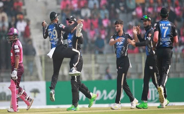 ঘরের মাঠে সিলেটকে চরম লজ্জা থেকে বাঁচালেন মাশরাফি-সাকিব