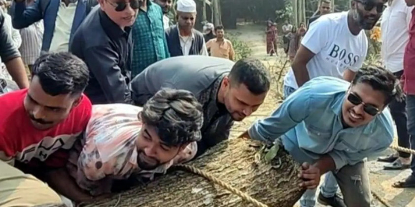 আবারও অনন্য দৃষ্টান্ত স্থাপন করলেন মাশরাফি, অ্যাম্বুলেন্স দেখে গাড়ি থেকে নেমে রাস্তা থেকে গাছ সরালেন