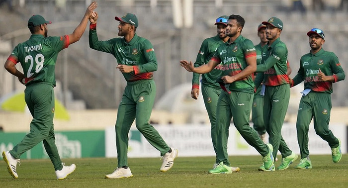 বাটলারকে ফেরালেন তাইজুল, জয়ের পথে বাংলাদেশ