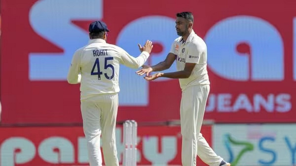অশ্বিনের বোলিং তোপে ব্যাটিং বিপর্যয়ে অস্ট্রেলিয়া, দেখেনিন সর্বশেষ স্কোর