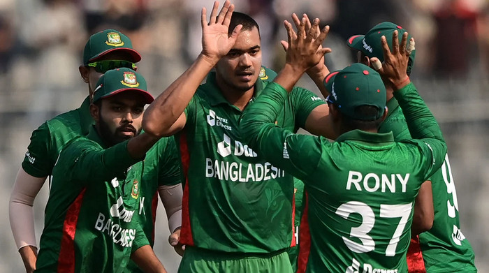 বাংলাদেশকে অল্প রানের টার্গেট দিল ইংল্যান্ড