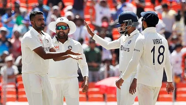 আউট, আউট, আউট, উইকেট তুলে নিল ভারত, দেখেনিন সর্বশেষ স্কোর