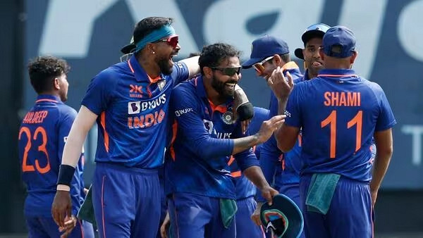 ভারতের বোলিং তোপের সামনে অসহায় অস্ট্রেলিয়ার ব্যাটাররা, দেখেনিন সর্বশেষ স্কোর