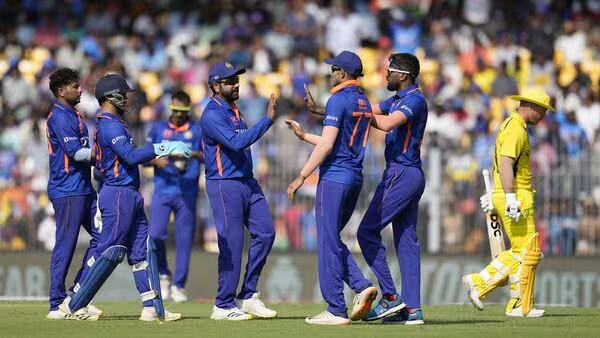 ৩৪ ওভার শেষে, দেখেনিন সর্বশেষ স্কোর