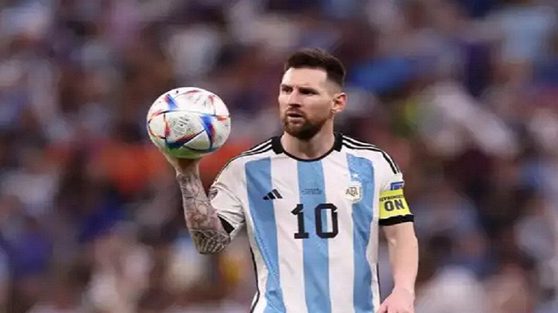 জোড়া মাইলফলকের সামনে দাঁড়িয়ে মেসি