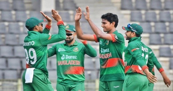 পর পর তিন উইকেট তুলে নিল বাংলাদেশ, দেখেনিন সর্বশেষ স্কোর