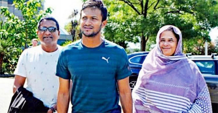 বাবা-মায়ের সঙ্গে ঈদ করবেন সাকিব