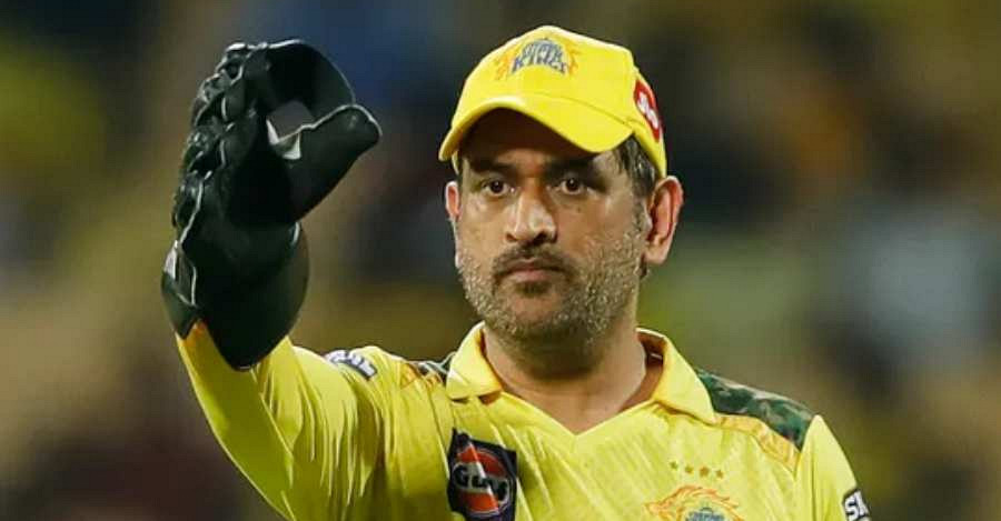 উইকেটের পিছনে দাঁড়িয়ে কী ভাবেন ধোনি, জানালেন নিজেই
