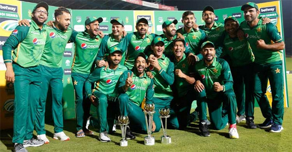 বিশ্বকাপ জয়ী কোচকে দলে ফিরালো পাকিস্তান