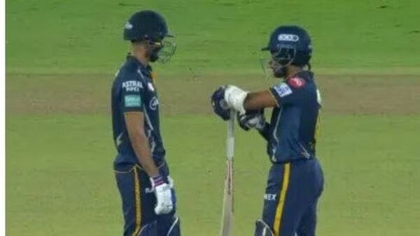 ক্রিকেটের বড় নিয়ম ভাঙলেন আম্পায়ার
