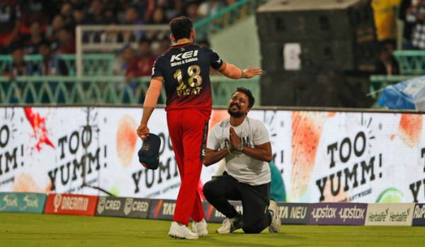 ম্যাচ চলাকালীন কোহলির এক ভক্ত ঢুকে পড়েন মাঠে, তারপর যা ঘটলো