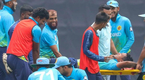 চরম আঘাতে স্ট্রেচারে মাঠ ছাড়লেন সাইফউদ্দিন