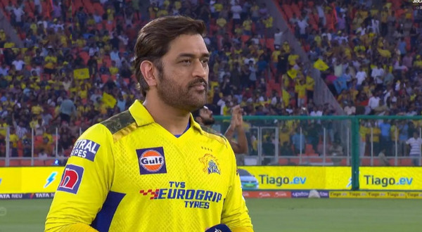 আইপিএলের ফাইনালে টসে জিতে যে সিদ্ধান্ত নিল চেন্নাইয়ের অধিনায়ক ধোনি