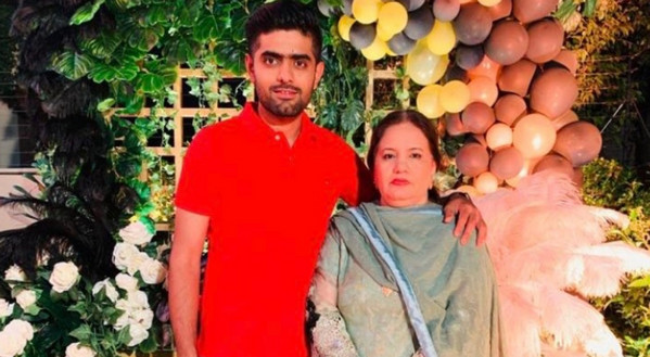 মায়ের সাথে হজে যাচ্ছেন বাবর আজম