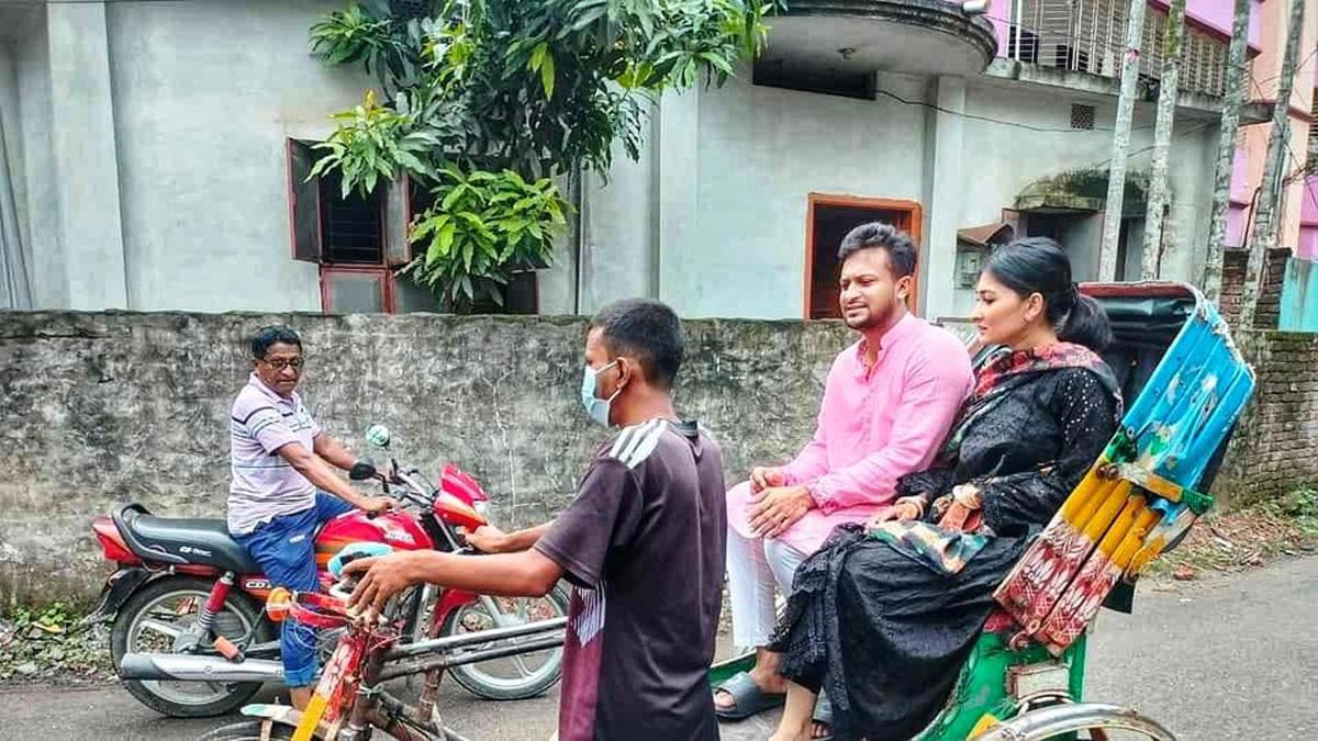 গাড়িতে নয় রিক্সায় করে কোথায় যাচ্ছেন অলরাউন্ডার