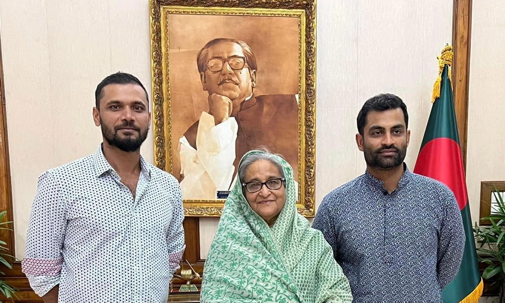 প্রধানমন্ত্রীর সাথে সাক্ষাৎ শেষে অভিমান ভেঙে ফিরছেন তামিম