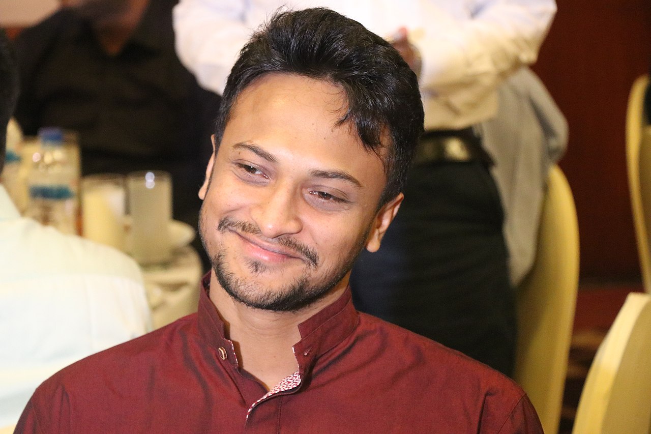 যে চার ব্যক্তিকে ফেসবুকে ফলো করেন সাকিব